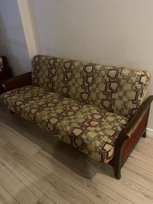 Продам диван с 2 кремлами