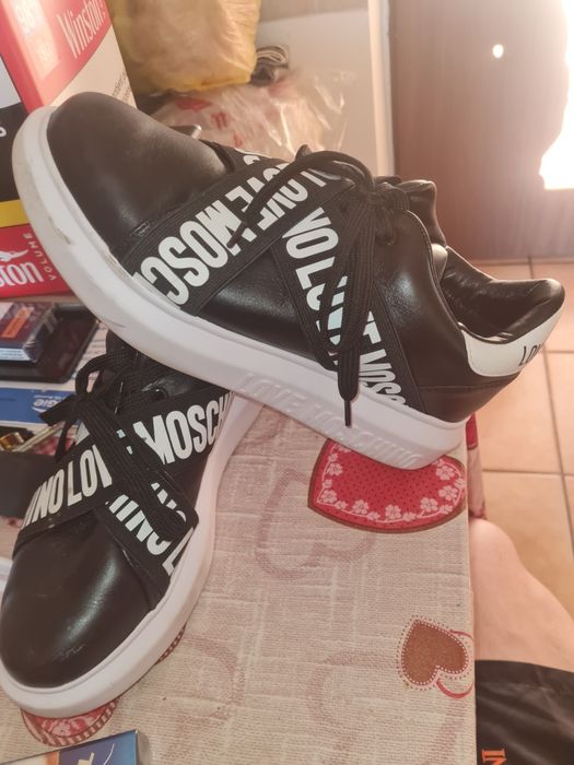 Vând adidași Moschino