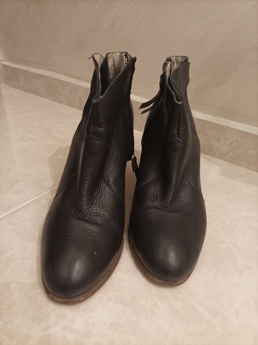 Дамски боти от естествена кожа.