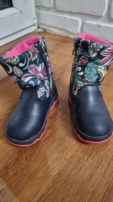 Полукомбенизон и сапоги для девочки