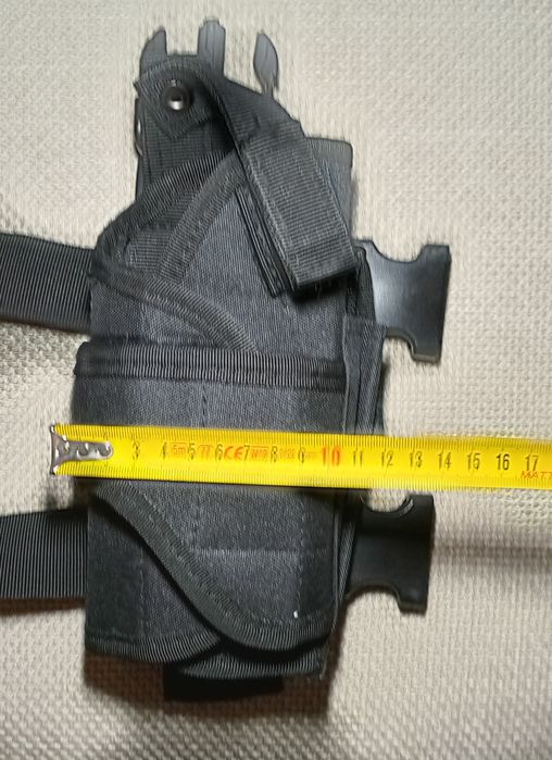 Toc de pistol cu prindere pe coapsa.