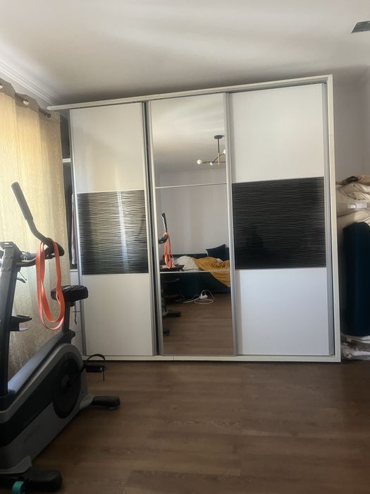 Mobila dormitor , pat, 2 noptiere si comoda