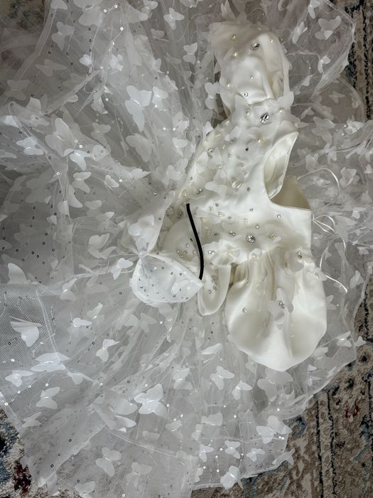 Белое платье с бабочками в прокат