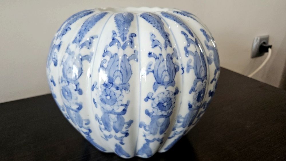 Много красива и различна ваза от порцелан с ъс сини орнаменти.