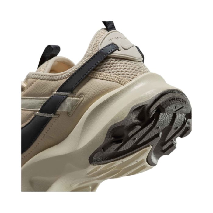 Продам женские кроссовки Nike