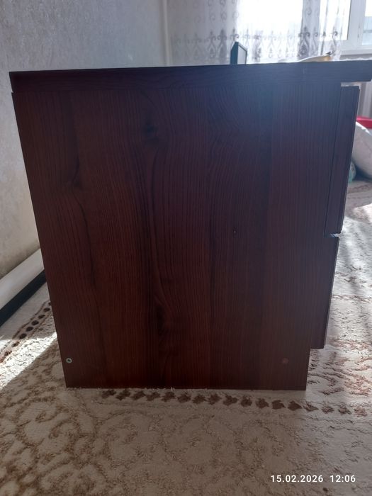 Продам Ковёр 2х4 и тумбочку