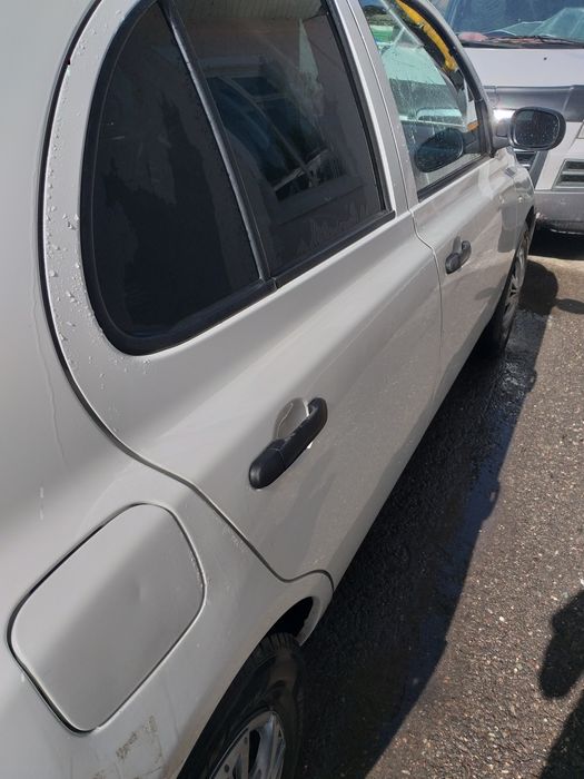 малолитражка Ниссан