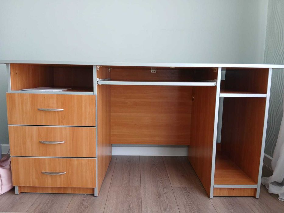 Продам стол компьютерный