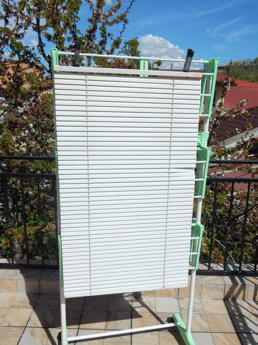 Jaluzea metalica alba dimensiuni 106 x 65 cm anii 1990