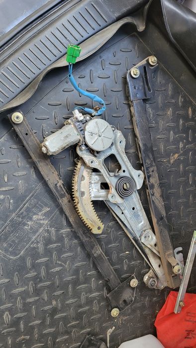 Стекла боковыe SubaruForester sg5 2004 г.в.