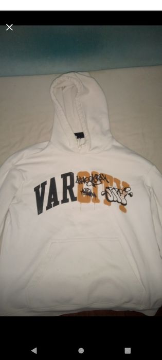 „Hanorac alb streetwear M/L cu glugă – stare bună”