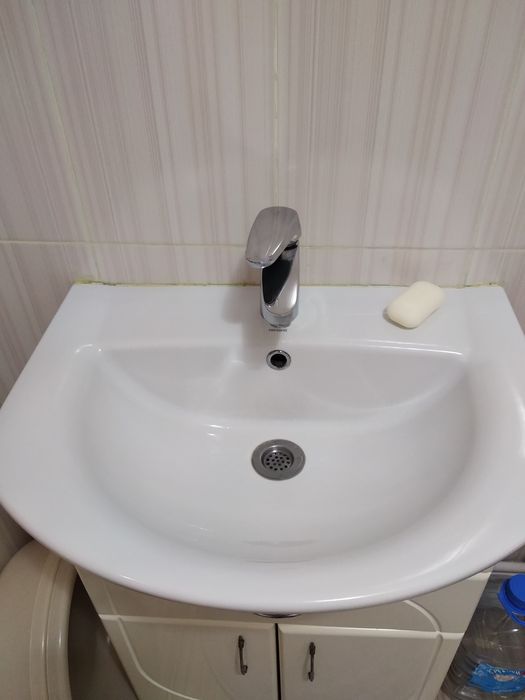 Тумба с раковиной и смесителем