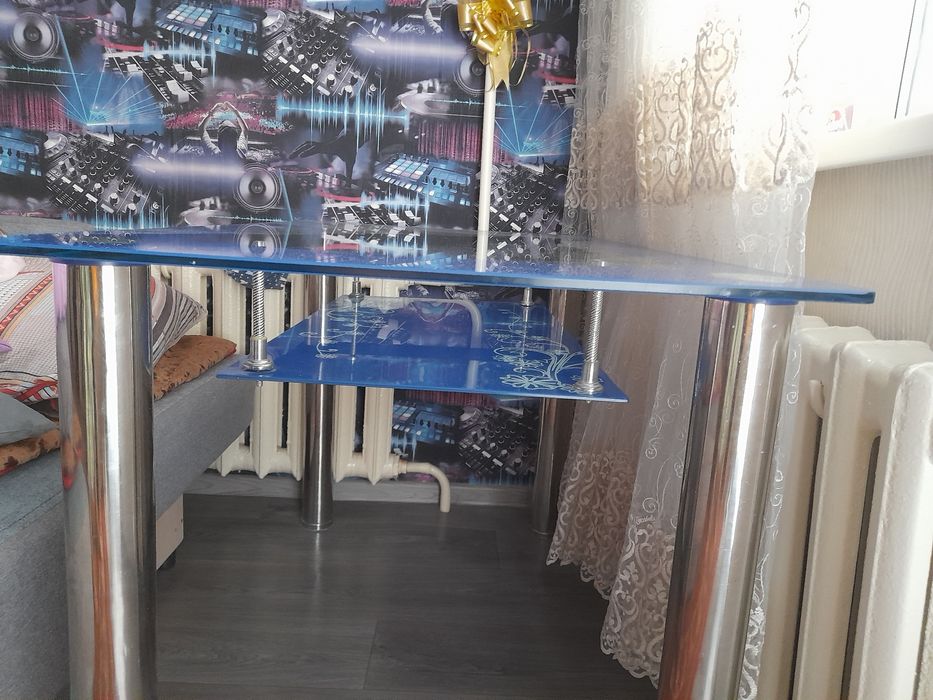 Стол 23.000,морозильник43.000. Продам.