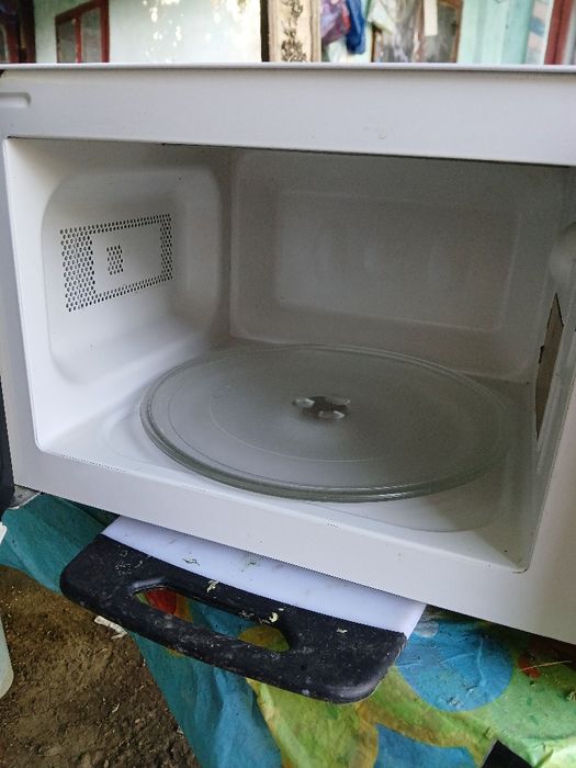 Vând cuptor cu microunde NOU !