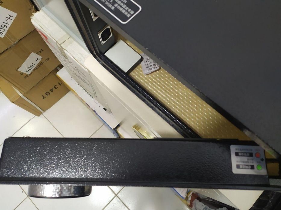 Сейф с кодовым замком, со встроенной сигнализацией.