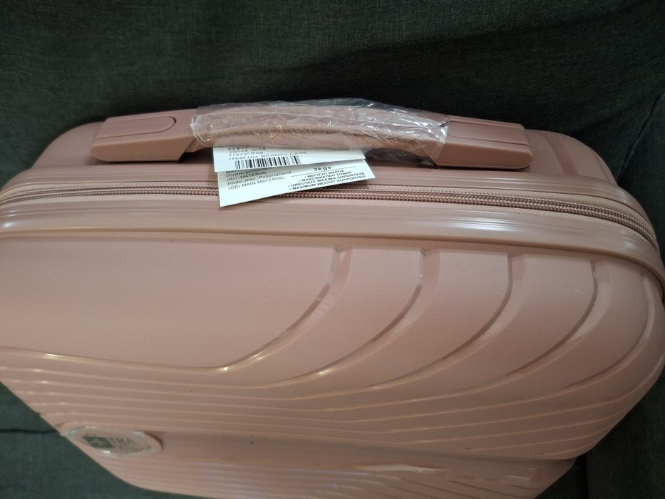 Розово куфарче за ръчен багаж