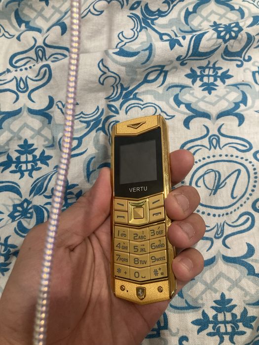Продам Vertu золотистого цвета