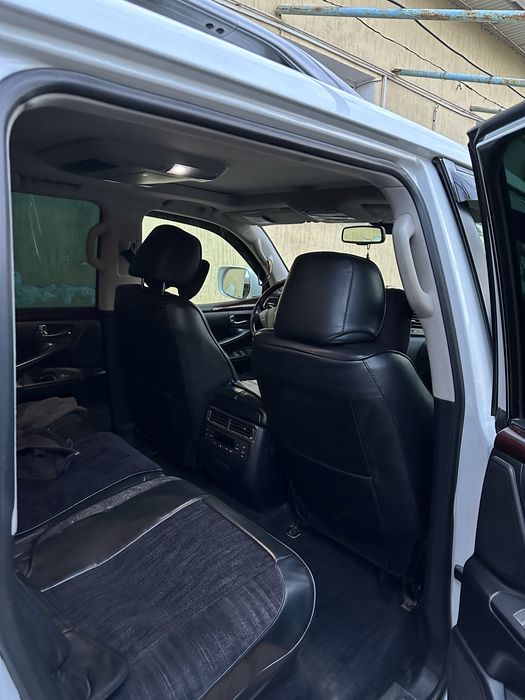 Lexus LX570 год 2011