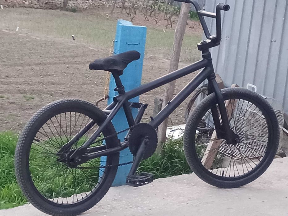 Vând BMX negru mat smoke