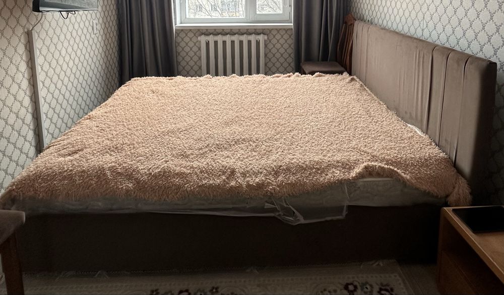 Кровать двухспальная вместе с матрасом