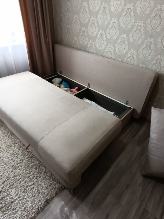 Продам тахту с двумя подушками