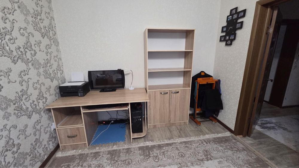 компьюторный стол. шкаф.