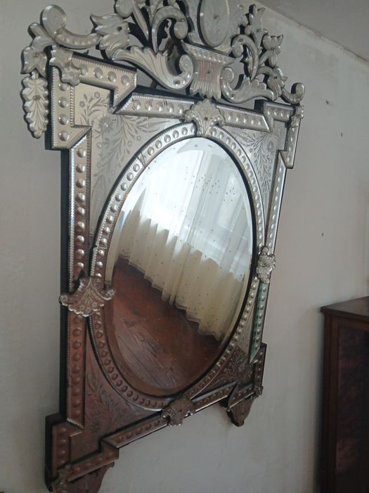 Vând oglindă venețiană superbă, o piesă de mobilier clasică și elegant