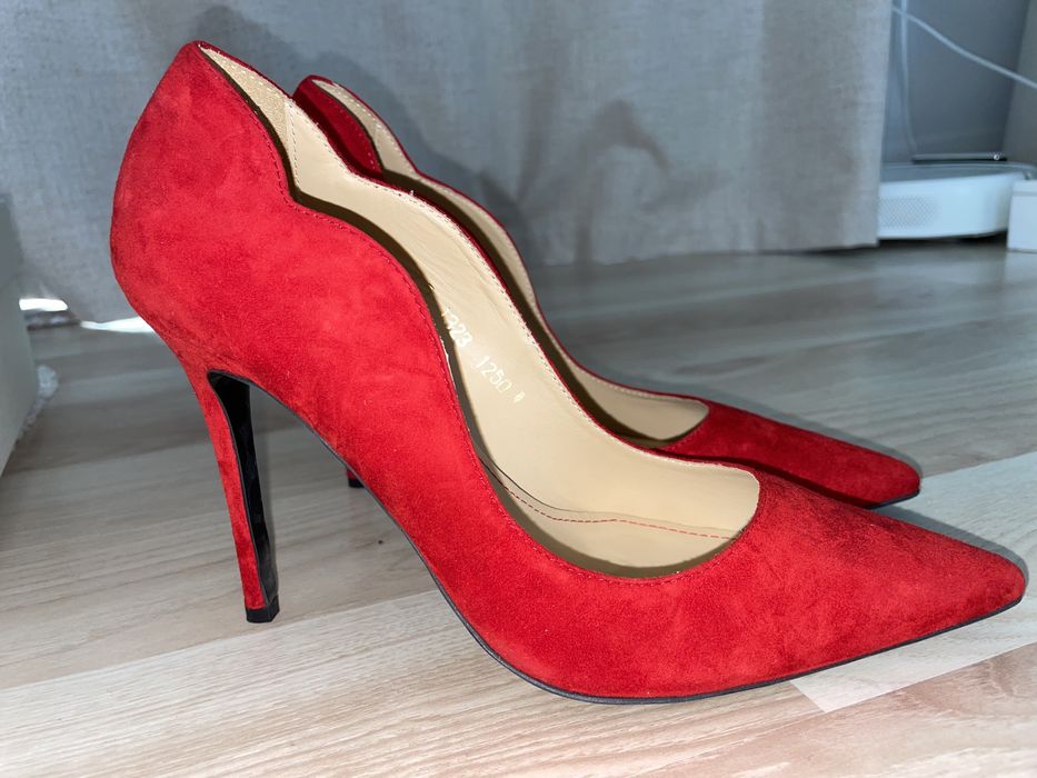 Vând pantofi stiletto , din piele, de la Guban . Sunt noi, nepurtati .