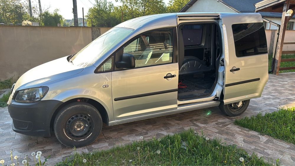 Vand autoutilitare  Vw cady an 2011 motor 1.2 benzina . Masina merge si arata bine .