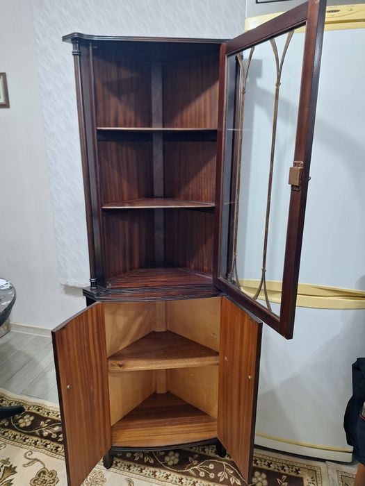 Френска ъглова витрина