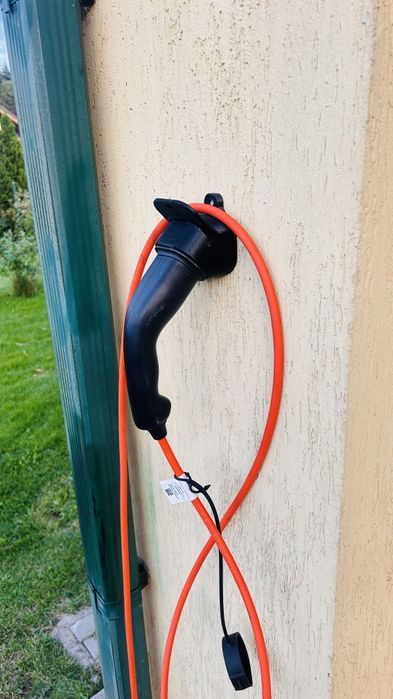 Монтажна стойка за стена за зарядно на електромобил / държач за кабел