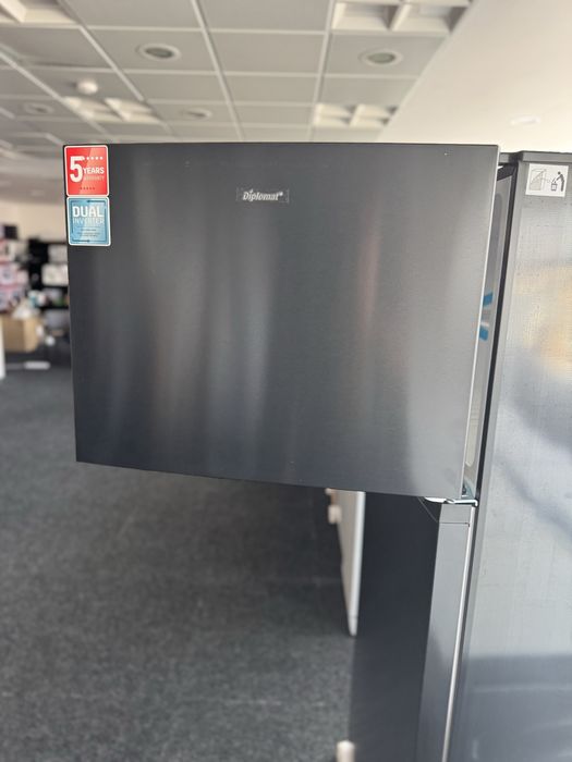 Хладилник 79см широк с горна камера А++ Diplomat Чисто нов  5 години