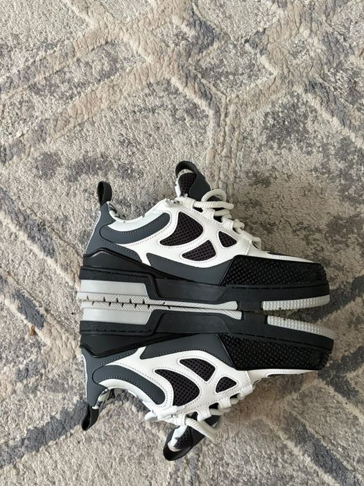 Lv skates.