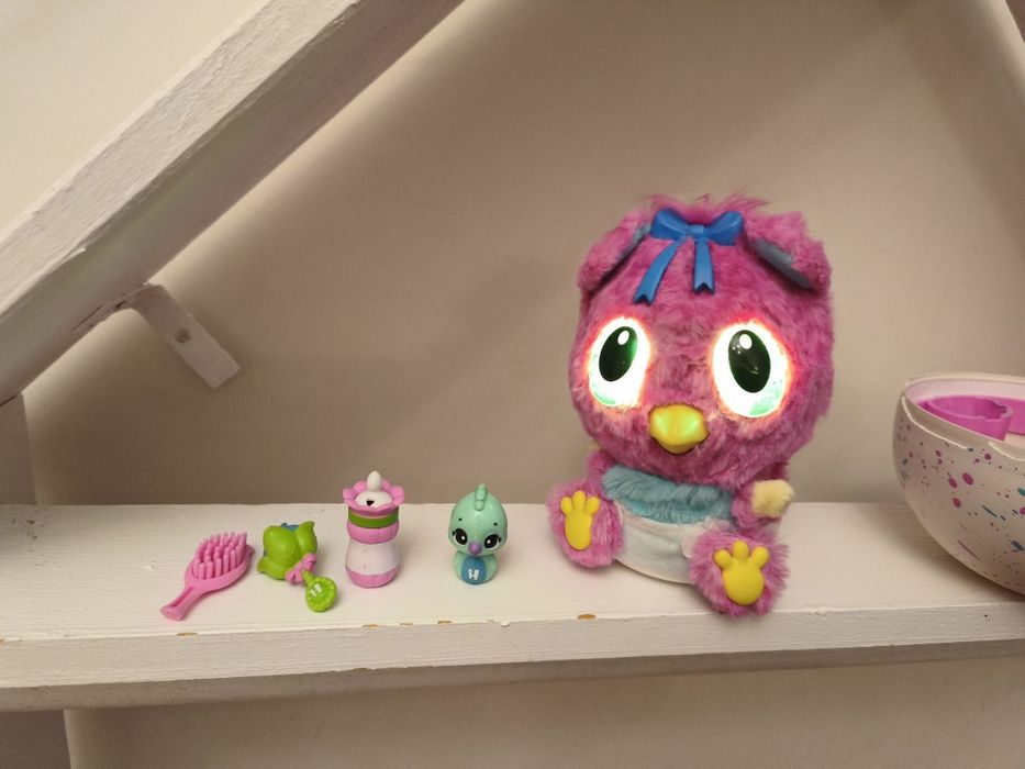 Hatchimals fetița cu funcții și accesorii