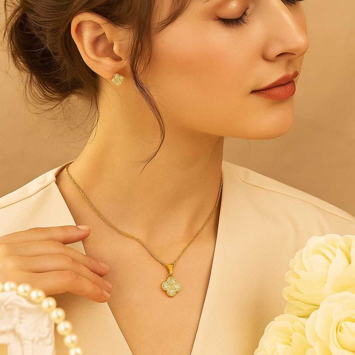 Нежен и стилен комплект колие с обеци.