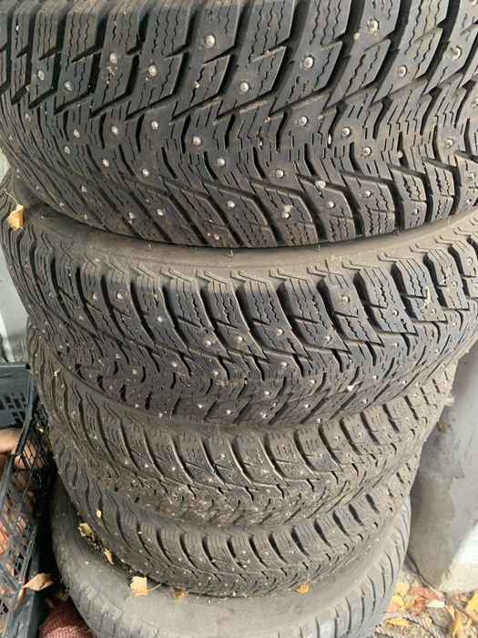 Шина с шипами  продаю почти новый