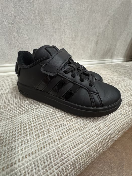 Продам кроссовки Adidas на мальчика, размер 30