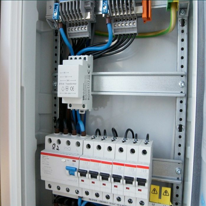 Transformator 3 iesiri: 8, 12, 24v