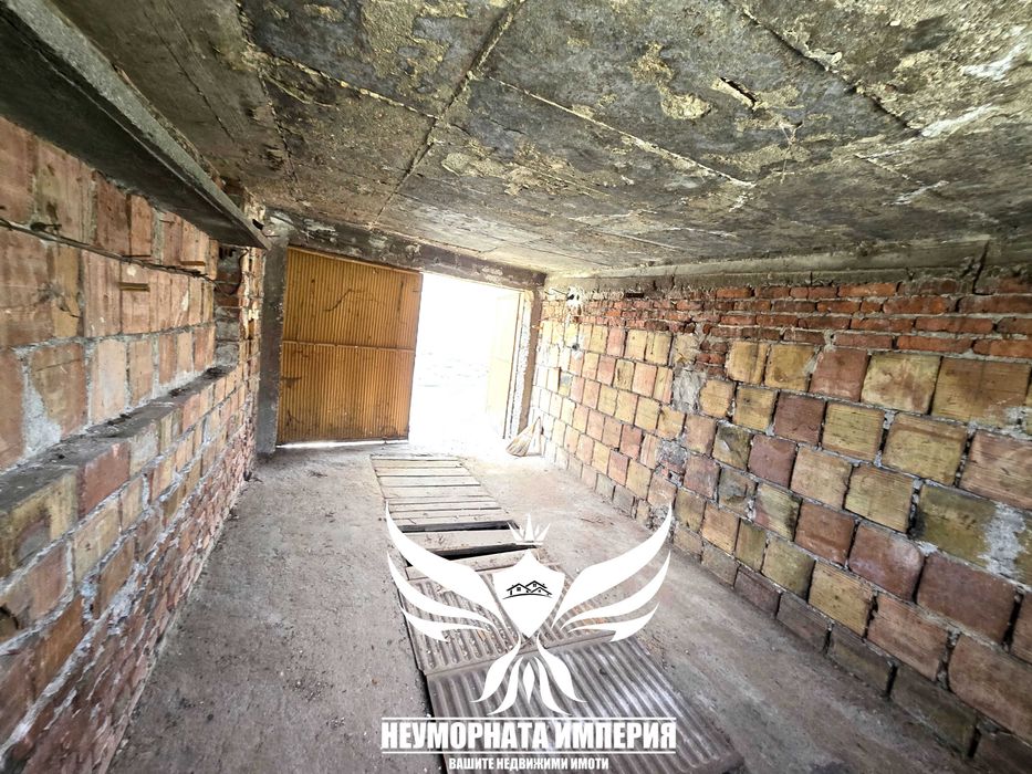 Продавам двустаен апартамент с площ от 40кв.м. на партер с гараж 20кв.м. в град Асеновград квартал Изток
