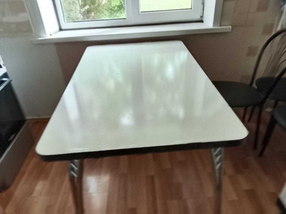 Продам кухонный стол