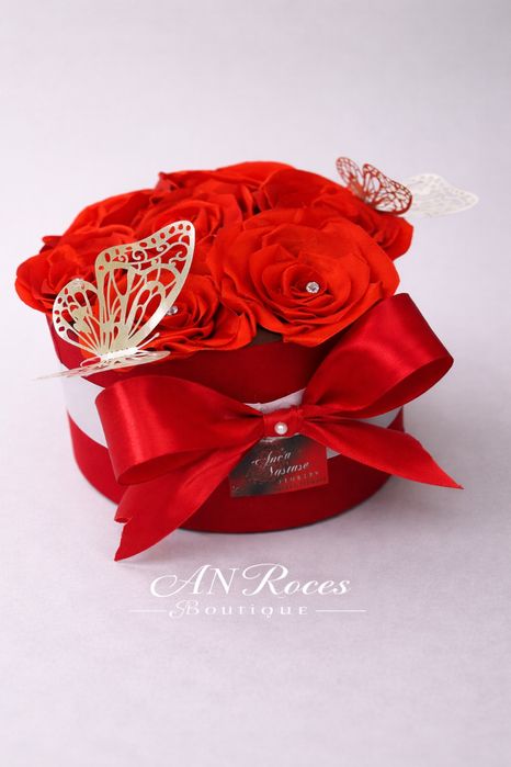 Cutie de catifea cu trandafiri din satin