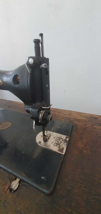 Masina de Cusut Vintage cu Masa de Lemn, Cadru de Fonta si Pedala
