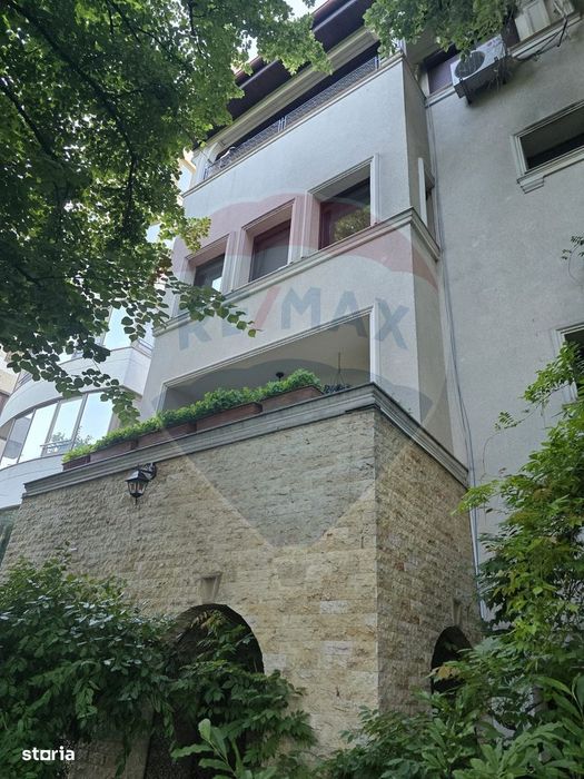 Apartament cu terasă într-o vilă interbelică B-dul Primaverii