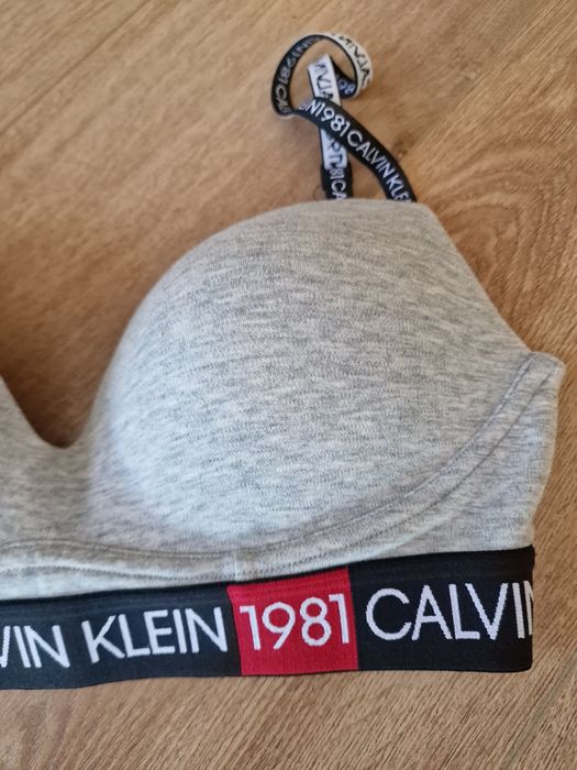 Страхотен дамски спортен топ CALVIN KLEIN, размер 70D