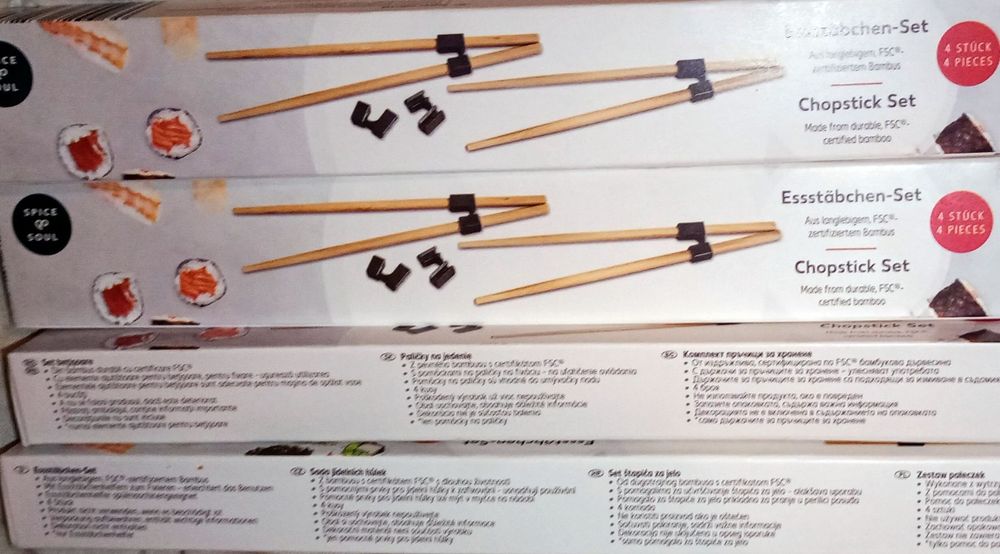 Chopstick Set sigilat nou nefolosit, un set are 4 perechi betisoare pentru mancat / chopsticks din bambus și 4 elemente ajutatoare pentru incepatori