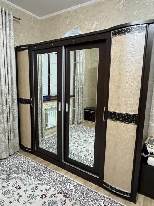 Диван, шкаф, комод с зеркалом