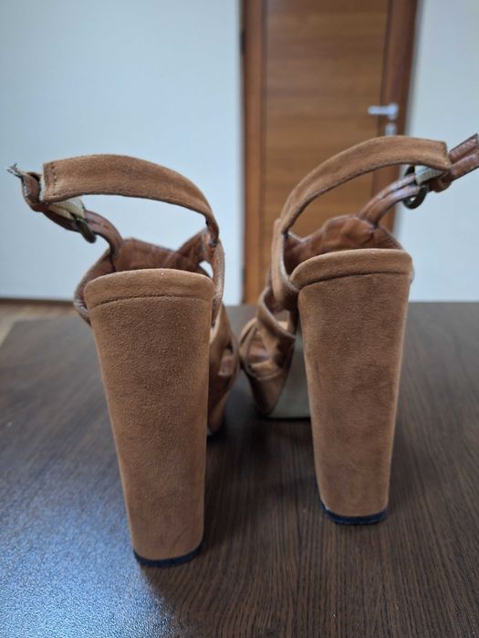 Сандали с висок ток