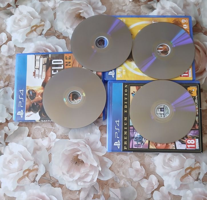 Продавам  за 150евро Ps4 500Gg с4 игриGTA5 Mortal  kombat 11 BATTLEFIELD HARD-LINE SPIDERMAN играта си работи перфектно