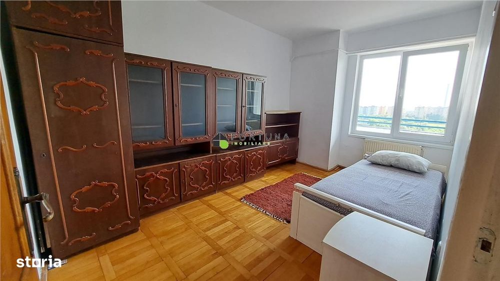 Penthouse 4 camere, mobilat si utilat modest, strada Toamnei