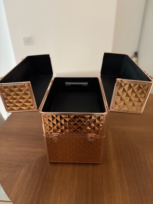 Куфарче на фризьорката/маникюристката